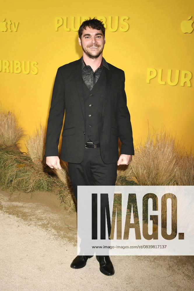 RJ Mitte at the premiere of the Apple TV series Pluribus Happiness is Contagious at the DGA Theater Complex Los Angeles, 04 11 2025 Foto:xJ.xFuturexImagex pluribus_5113
