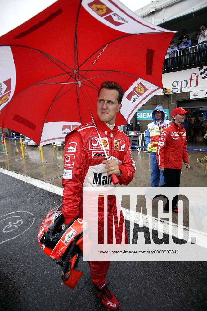 Michael Schumacher (Deutschland Ferrari) geht mit Regenschirm spazieren Motorsport Grand Prix Herren Großer Preis von Kanada 2003, Formel 1 Weltmeisterschaft, F1, F, GP, WM, Qualifying Einzelbild Circuit GillesVilleneuve Montreal