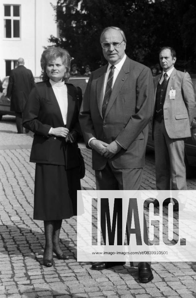 Federal Chancellor Helmut Kohl and its Wife Hannelore Kohl at official Appearance during of State visit from US President Ronald Reagan in the Federal Republic Germany, May 1985 Brühl North Rhine Westphalia Germany