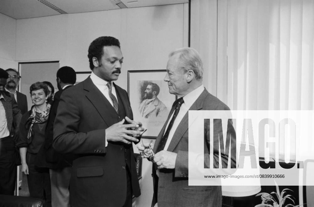 The US American Civil rights activist Jesse Jackson and the SPD Honorary Chairwoman Willy Brandt at Interview on 9 May 1985 in Bonn the Recording shows both Politicians in stimulated Exchange in a Office space, surrounded from Accompanying persons and Press at Background a Portrait from Friedrich Engels Bonn North Rhine Westphalia Germany