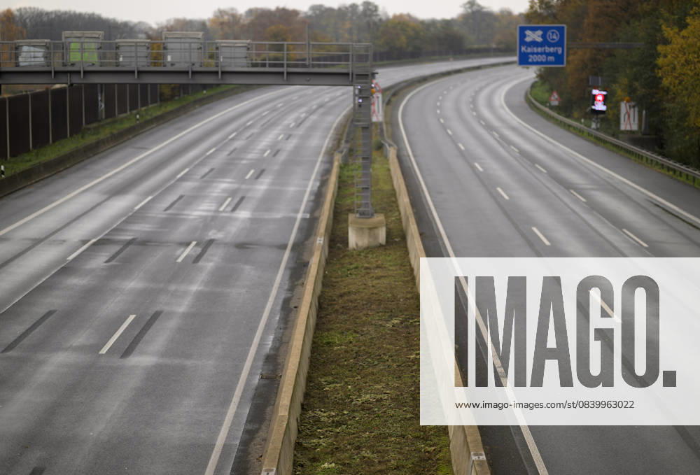 Closure of the A 3 highway in North Rhine-Westphalia between the Breitscheid junction and the Oberhausen junction, empty highway, in Duisburg Germany on 09 11 2025