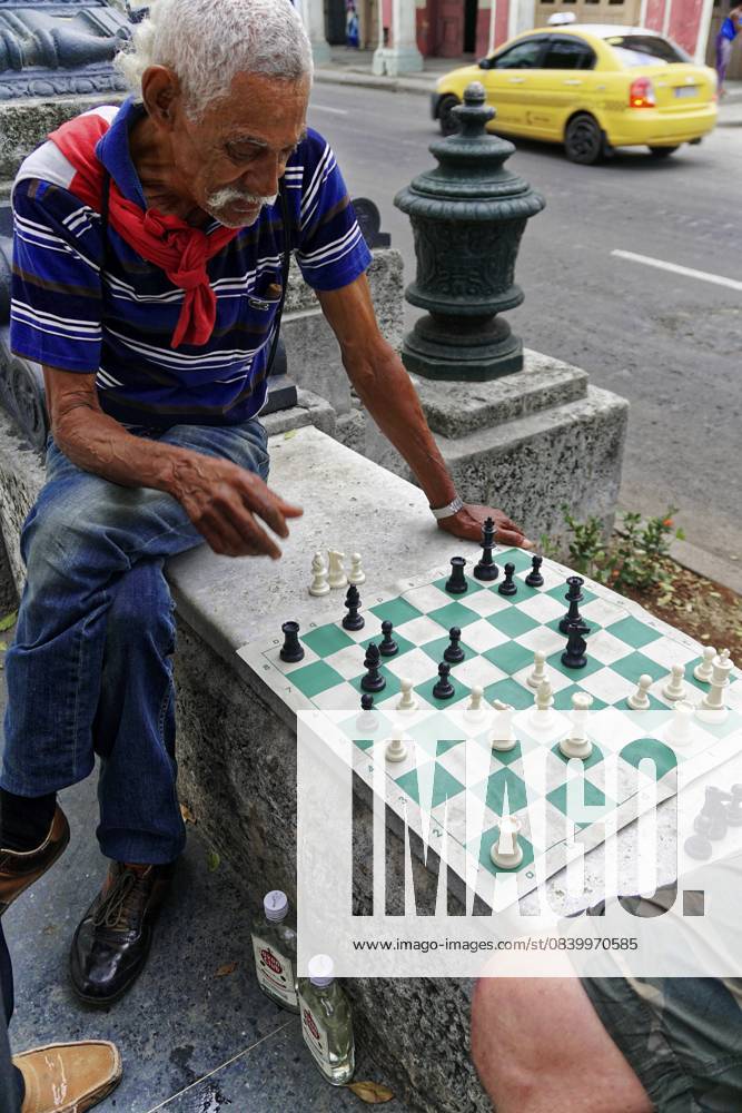 Ältere Männer spielen draußen Schach auf einem improvisierten Brett, umgeben von städtischen Elementen, Havanna, Kuba, Mittelamerika, Große Antillen, Karibik, Amerika Elderly men playing chess outside on an improvised board surrounded by urban elements, Havana, Cuba, Central America, Greater Antilles, Caribbean, America