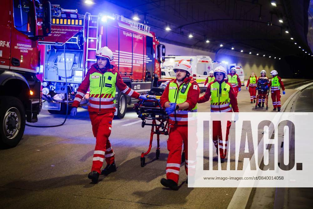 Salzburg, AUT, On the road in Salzburg, theme picture, various theme pictures, symbol picture, in the picture first aid, rescue, rescue workers, accident, accident scene, feature, tunnel, Liefering, first aider, Red Cross logo, operation, ambulance, stretcher,