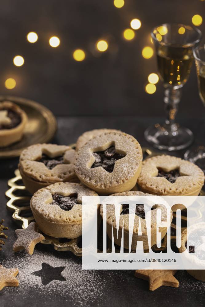 Food, Hausgemachte Fruchthackpasteten zum Weihnachts und Neujahrsessen Food, Homemade fruit mince pies for Christmas and New Year dinner