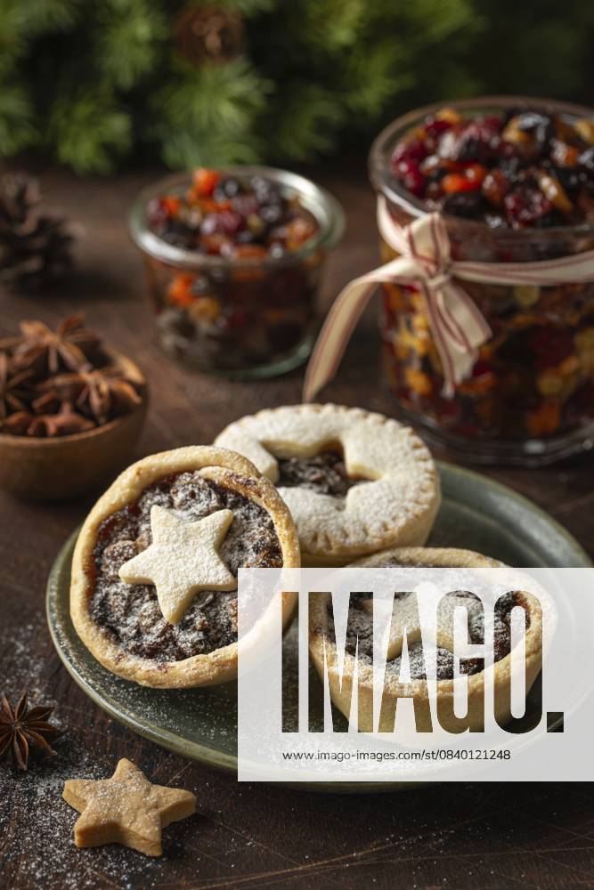 Food, Hausgemachte Fruchthackfleischkuchen für Weihnachten und Neujahr, Holzuntergrund Food, Homemade fruit mince pies for Christmas and New Year, wooden background
