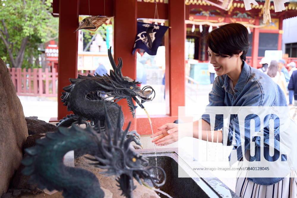 Asian woman visiting tourist spot in Tokyo AFLO298940749 298940749 ,model released, Symbolfoto