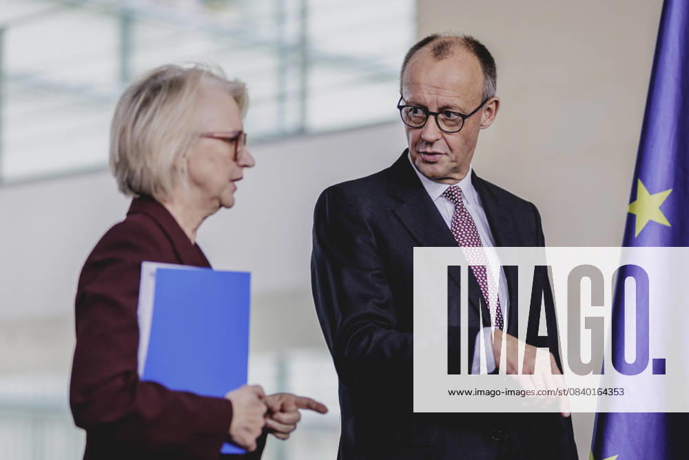 R L Friedrich Merz CDU , Federal Chancellor, and Monika Schnitzer, Chairwoman of the German Council of Economic Experts, at the presentation of the annual report of the German Council of Economic Experts to the Federal Chancellor in Berlin, 12 11 2025 Berlin Germany