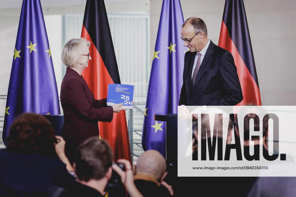 R L Friedrich Merz CDU , Federal Chancellor, and Monika Schnitzer, Chairwoman of the German Council of Economic Experts, at the presentation of the annual report of the German Council of Economic Experts to the Federal Chancellor in Berlin, 12 11 2025 Berlin Germany