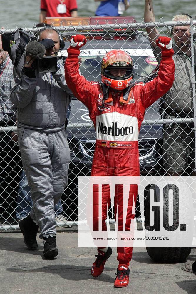 Sieger Michael Schumacher (Deutschland Ferrari) jubelt seinen Anhängern zu Motorsport Grand Prix Herren Großer Preis von Kanada 2003, Formel 1 Weltmeisterschaft, F1, F, GP, WM, Vdig Gruppe Montreal Freude,