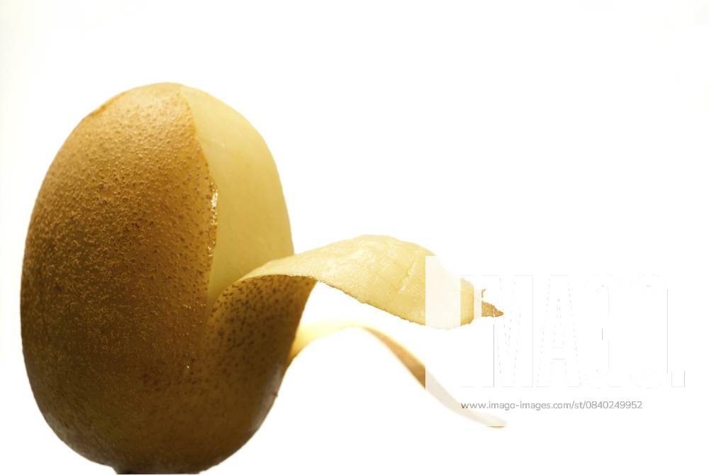 Rohe Kiwi mit teilweise entfernter Haut, die ihre frische Textur enthüllt, perfekt zum Kochen und für gesunde Ernährungskonzepte Raw kiwi with partially removed skin, revealing its fresh texture, perfect for cooking and healthy eating concepts