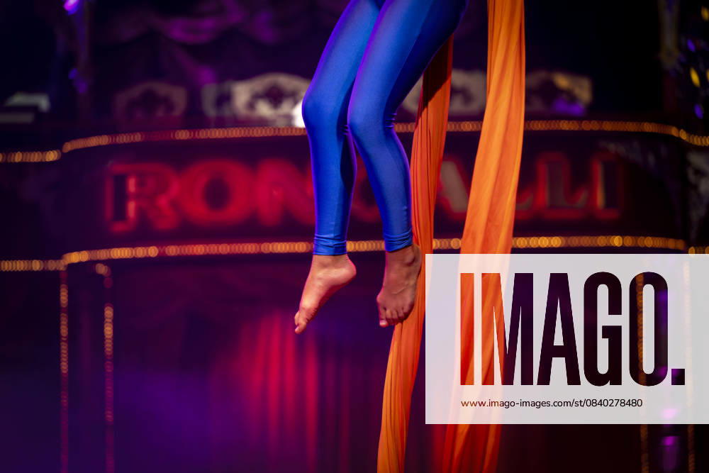 Circus Roncalli, gala show by A PPLAUS Xtra youth theater circus at the Circus Theater Roncalli in Munich, artist on the trapeze 10 11 2025, Roncalli 10 11 2025, Roncalli 10 11 2025, Roncalli