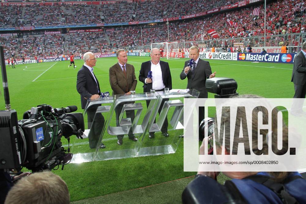 FUSSBALL CHAMPIONS LEAGUE SAISON 2011 2012 Qualifikation 17.08.2011 FC Bayern München, RAN Sat 1 Fernseh Interview mit Ehrenpräsident Franz Beckenbauer, Vorstandsvorsitzender Karl Heinz Rummenigge, Präsident Uli Hoeness (v. li., FC Bayern Muenchen) und Moderator Johannes B. Kerner. Porträt Gestik Emotionen