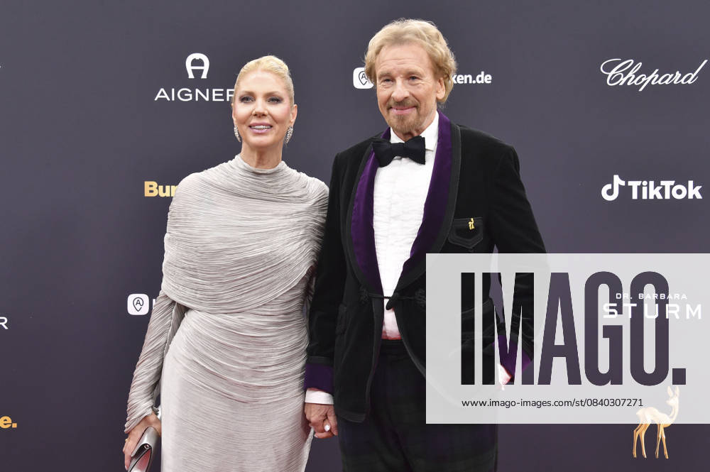 Thomas Gottschalk with his wife Karina Mroß at the 77 Bambi Awards 2025 in the Bavaria Filmstudios Munich, 13 11 2025 Foto:xB.xInsingerx xFuturexImagex bambi_5275
