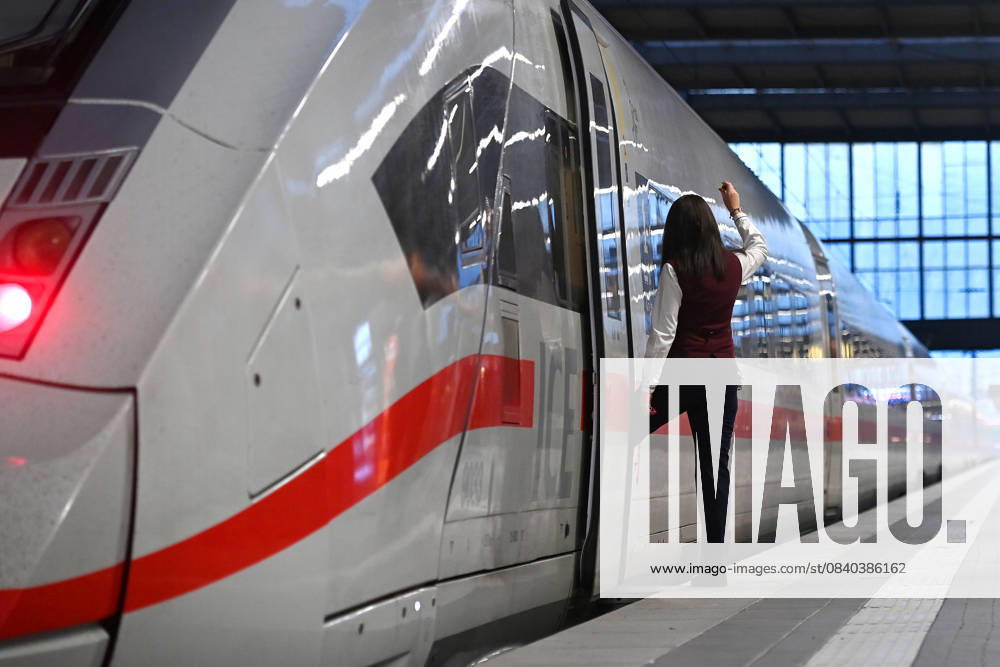 Theme photo DB, Deutsche Bahn railroad staff, train staff, staff, employee, train driver, gives the signal for departure train, ICE, Intercity Express, express train, high-speed train, Munich main station, DB, Die Bahn, long-distance traffic, Munich main station,