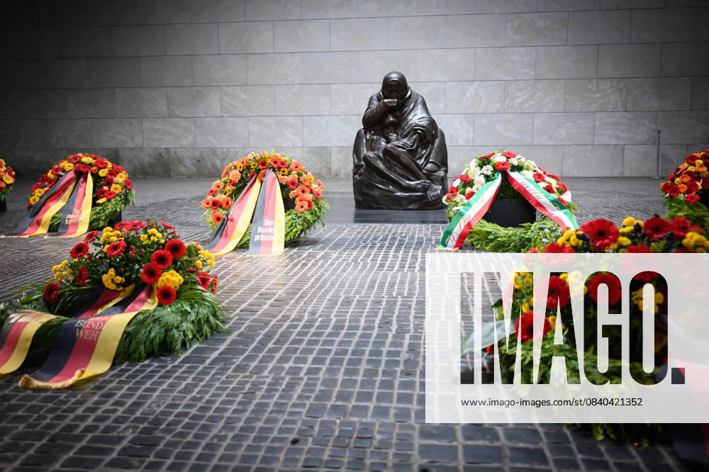Berlin, Remembrance Day Wreath-laying ceremony on Remembrance Day at the Neue Wache The memorial wreaths on Remembrance Day on 16 11 2025 at the Neue Wache as a place of remembrance and commemoration of the victims of war and tyranny in Berlin Berlin Neue Wache Berlin Germany