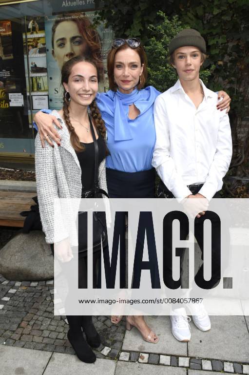 Aglaia Szyszkowitz with son Samuel and girlfriend at the premiere of the movie The miracle exercise in the City Cinema Munich 26 06 2018 Foto:xP.xSchönbergerx xFuturexImage