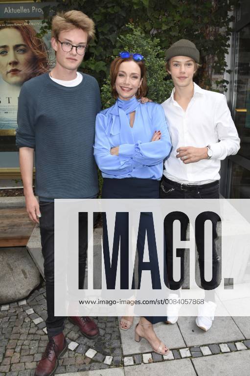 Aglaia Szyszkowitz with sons Frederic and Samuel at the premiere of the movie Die Wunderübung im Stadt Kino München 26 06 2018 Foto:xP.xSchönbergerx xFuturexImage
