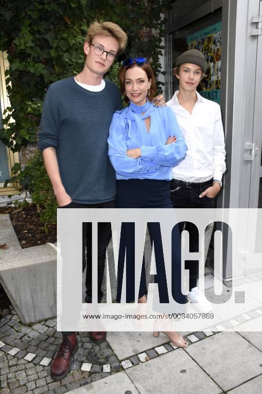 Aglaia Szyszkowitz with sons Frederic and Samuel at the premiere of the movie Die Wunderübung im Stadt Kino München 26 06 2018 Foto:xP.xSchönbergerx xFuturexImage