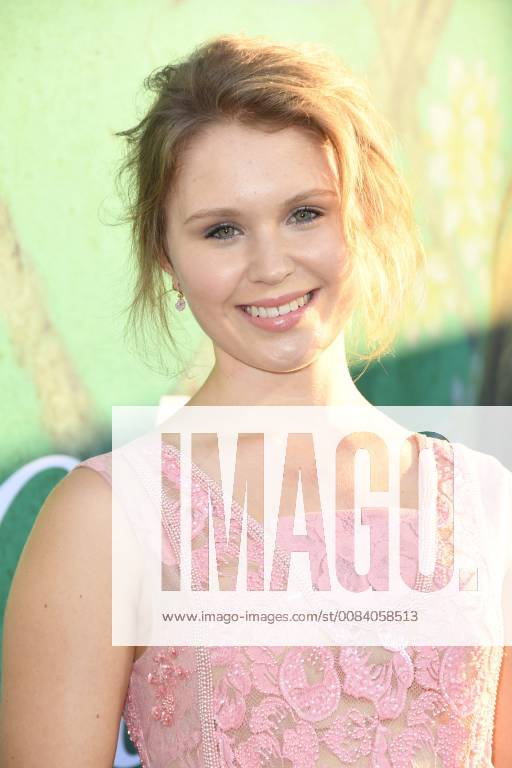 Hollywood, California, U.S. - Eliza Scanlen at HBO s Sharp Objects Los Angeles Premiere held at the Cinerama Dome. Hollywood U.S. - ZUMAa123 20180626_zaa_a123_019