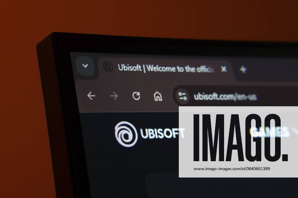 Dhaka, Bangladesch — 02. Juni 2025: Nahaufnahme eines Computerbildschirms, auf dem die Ubisoft Weboberfläche im Dunkelmodus angezeigt wird Dhaka, Bangladesh- 02 June 2025: Close-up of a computer screen displaying the Ubisoft web interface in dark mode
