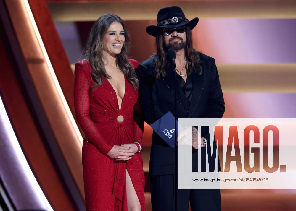 59th Annual CMA Awards - Show Elizabeth Hurley, Billy Ray Cyrus onstage at the 59th Annual Country Music Association Awards held at the Bridgestone Arena on November 19, 2025 in Nashville, TN. Nashville Bridgestone Arena Tennessee USA