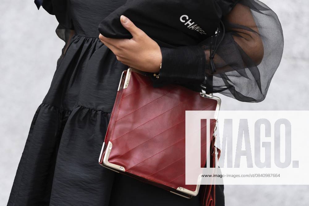 Mailand, Italien 25. September 2022: Frau trägt rote Leder Clutch, Streetstyle Details Milan, Italy - September, 25, 2022: woman wears red leather clutch, street style details