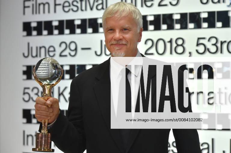 American actor and director Tim Robbins holds a Crystal Globe Award for Outstanding Artistic Contribution to World Cinema during the 53d International Film Festival in Karlovy Vary (KVIFF), Czech Republic, on June 29, 2018. (CTKxPhoto SlavomirxKubes) CTKPhotoP201806291021501 KBS_04