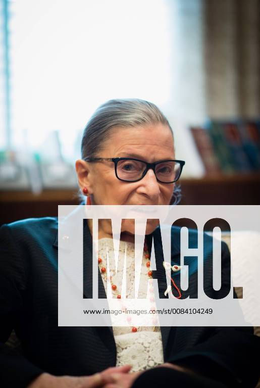 IMAGO ICONS: Ruth Bader Ginsburg Berühmte Feministinnen, Ruth Bader Ginsburg May 22, 2017 - Washington, DC, U.S. - U.S. Supreme Court Justice Ruth Bader Ginsburg in her chambers at the court. Washington U.S. - ZUMAmj3_ 20170522_zaf_mj3_009