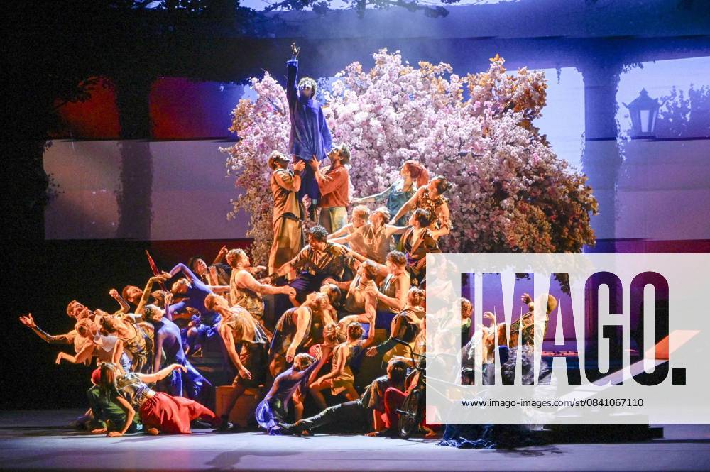Abb performers artists acrobats final picture at the show in the Manage at the WORLD PREMIERE of ALIZE by Cirque du Soleil at the Theater am Potsdamer Platz on 20 11 2025 in Berlin Berlin Germany