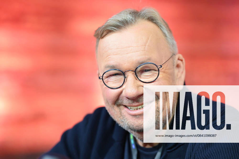 Bernd STELTER, singer, musician, comedian, entertainer, portrait, portrait, portrait, cropped single image, single subject, 30 RTL Spendenmarathon Wir helfen Kindern , television, 20 21 11 2025 in Huerth, Germany,