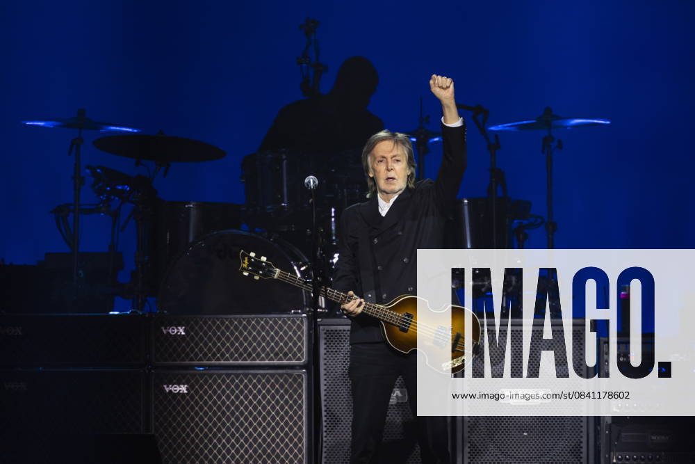 Paul McCartney gestures to the crowd during his Got Back North American tour at TD Coliseum in Hamilton, Ont., Friday, November 21, 2025. Hamilton Canada - ZUMAc35_ 20251121_zaf_c35_126