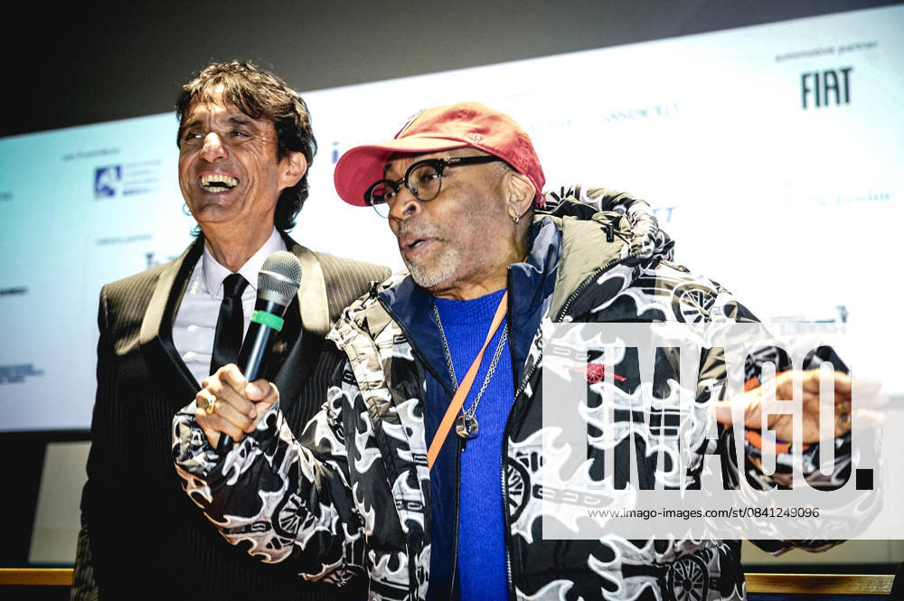 Spike Lee (D) insieme al direttore del Festival Giulio Base presenta il suo film Highest 2 Lowest presso il cinema Massimo nell ambito del Torino film festival Tff. Torino 22 novembre 2025 ANSA TINO ROMANO. Torino - ZUMAa110 20251122_zaf_a110_053