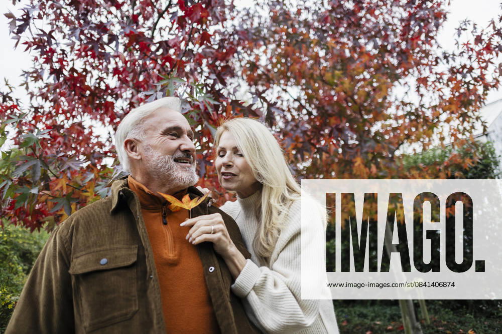 Senior couple enjoying romantic moment outdoors in autumn model released, Symbolfoto, ASGF07199