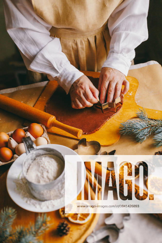 IMAGO Creative, Weihnachten, Food, Backen, Lebkuchen Holiday gingerbread cookie baking with cozy ingredients in winter model released, Symbolfoto, MKVF00131