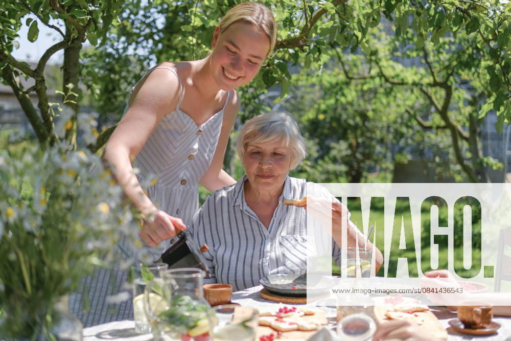 Family enjoying breakfast together in a garden on a sunny day model released, Symbolfoto property released, TSF00538