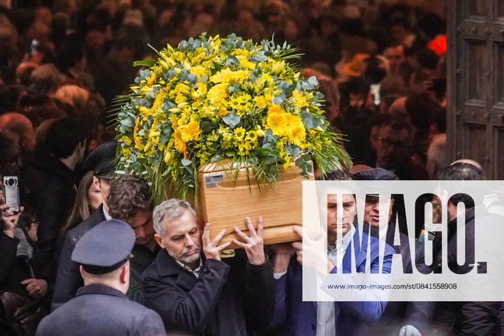 Ornella Vanoni s funeral at the church of San Marco - Milan The coffin leaves the church. Funeral of Ornella Vanoni in the church of San Marco in the Brera, Milan, Italy, on November 24, 2025. Photo by Emanuele Roberto De Carli IPA ABACAPRESS.COM Milan Italy