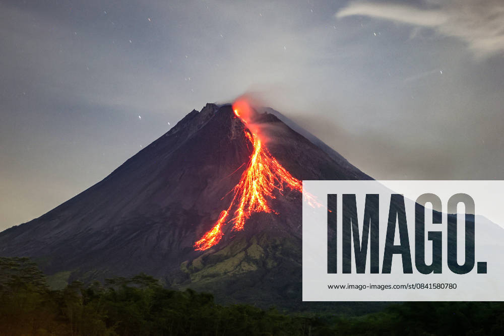 Mount Merapi is seen spewing hot reddish lava from its peak as seen in Tunggul Arum, Sleman, Yogyakarta, Tuesday, November 25, 2025. Currently, Mount Merapi is at alert level. The Yogyakarta Volcanology Agency informs of potential danger in the form of lava avalanches and pyroclastic flows to the south-southwest in the Boyong River up to 5 km, the Bedog, Krasak, Bebeng Rivers up to 7 km. The southeast direction includes the Woro River and the River up to 5 km. Sleman INDONESIA - ZUMAr184 20251125_zap_r184_001