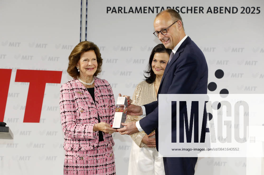 Queen Silvia of Sweden, Gitta Connemann and Friedrich Merz at the presentation of the special prize of the MIT German SME Award to Queen Silvia of Sweden at the Allianz Forum at the Brandenburg Gate Berlin, 25 11 2025 Foto:xAgenturxWehnertx xGränzdörferx xFuturexImagex mittelstandspreis_5122