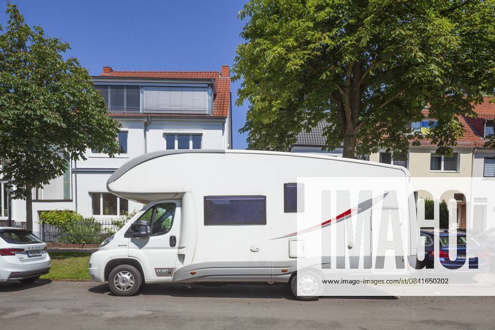 Wohnmobil auf einem Parkplatz, Deutschland Motorhome in a parking lot, Germany