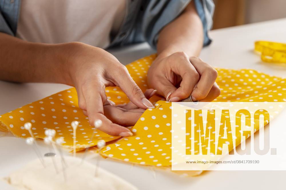 IMAGO Creative, Lifestyle, Freizeit, Hobby, Handarbeit, Nähen #2 Stoff mit den Händen nähen Hands sewing fabric
