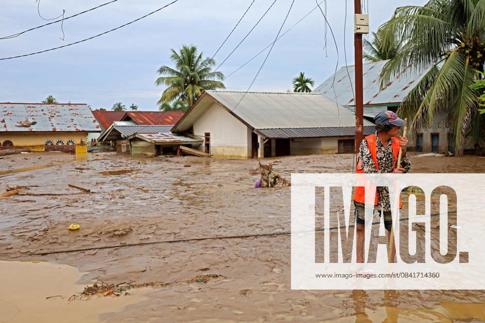 Activities of residents after flash floods in Gampong Manyang Cut, Meureudu District, Pidie Jaya regency, Aceh province, Indonesia on Thursday, November 27, 2025.. The Aceh Disaster Management Agency (BPBA) released that floods continued to expand which affected 16 districts cities in Aceh province, including Pidie, Aceh Besar, Pidie Jaya, Aceh Tamiang, Southeast Aceh, West Aceh, Subulussalam, Bireuen,Lhokseumawe, East Aceh, Langsa, Bener Meriah, Gayo Lues, Aceh Singkil, North Aceh, to South Aceh, with a total of more than 100,000 people affected and more than 20,000 refugees. Pidie Jaya Indonesia - ZUMAs340 20251127_zip_s340_011