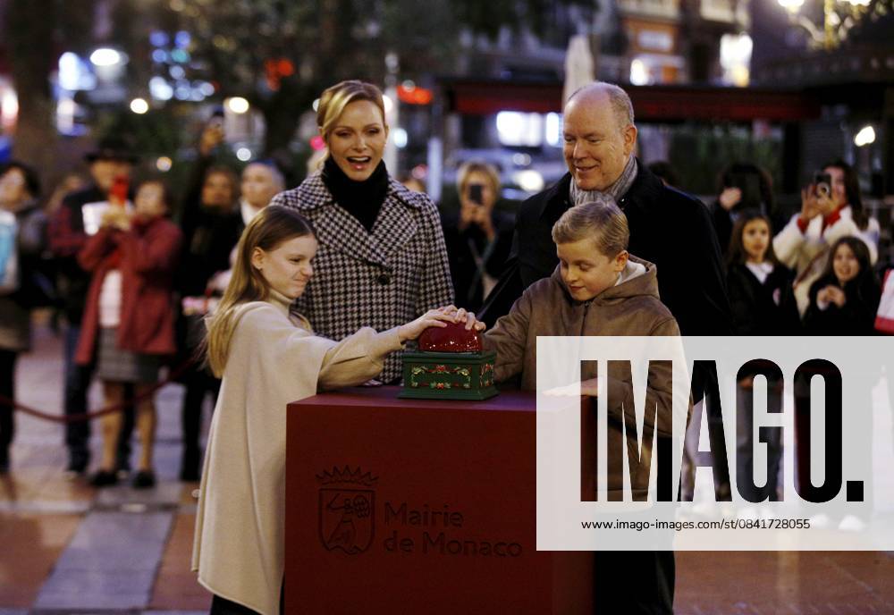 LANCEMENT ILLUMINATIONS NOEL FAMILLE PRINCIERE PHOTOPQR NICE MATIN Jean François Ottonello Monaco 27 11 2025 Lancement des illuminations de Noël par la famille princiere, place darmes le prince Albert II, la princesse Charlene, le prince hereditaire Jacques et la princesse Gabriella Monaco - 27 11 2025 Launch of the Christmas lights by the Princely Family at Place dArmes - Prince Albert II, Princess Charlene, Hereditary Prince Jacques, and Princess Gabriella Monaco France
