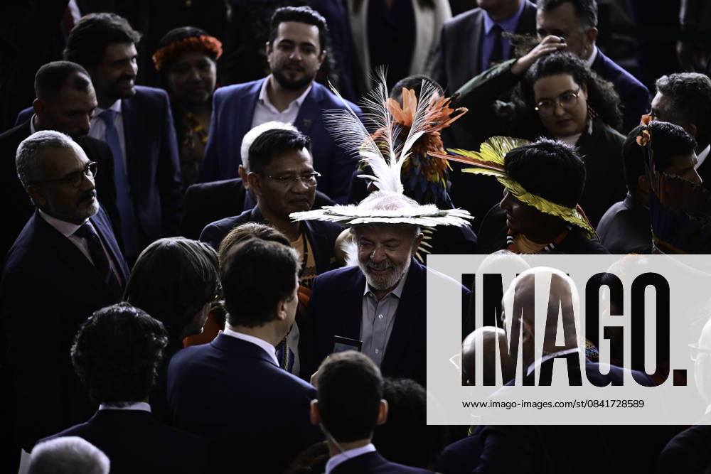 BRASiLIA, DF - 27.11.2025: LULA UNIVERSIDADE INDiGENA E DOS ESPORTES - Photo, President Lula with a headdress on his head. This Thursday (27) President Lula participates in the ceremony alluding to the announcement of the creation of the Federal Indigenous University and the University of Sport. x2849279x TonxMolina