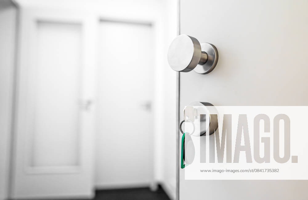 Öffnen Sie die Tür mit dem Schlüssel im Schloss. Open door with keys in the lock. (License=RF)