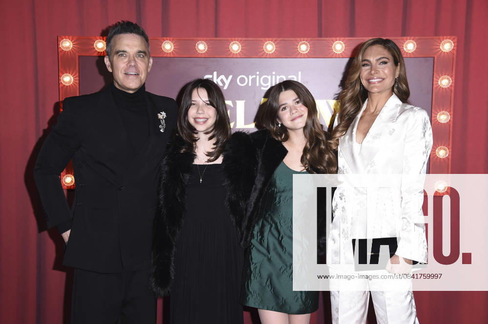 Robbie Williams with daughters Coco Willimas and Teddy Williams and wife Ayda Field at the premiere of the Sky movie Tinsel Town The Wonder of Stoneford at Vue Cinema West End London, 27 11 2025 Foto:xS.xFuturexImagex tinsel_5162
