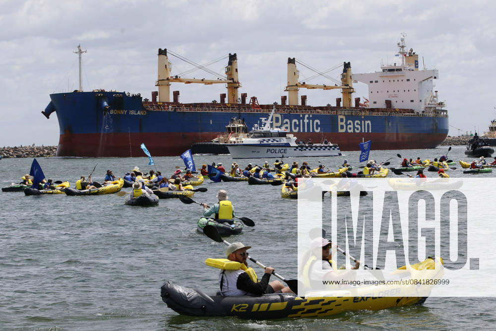 RISING TIDE BLOCKADE, Protesters take part in the Rising Tide PeopleÕs Blockade at Horseshoe beach in Newcastle, Sunday, November 30, 2025. ( NO ARCHIVING Newcastle NEW SOUTH WALES AUSTRALIA