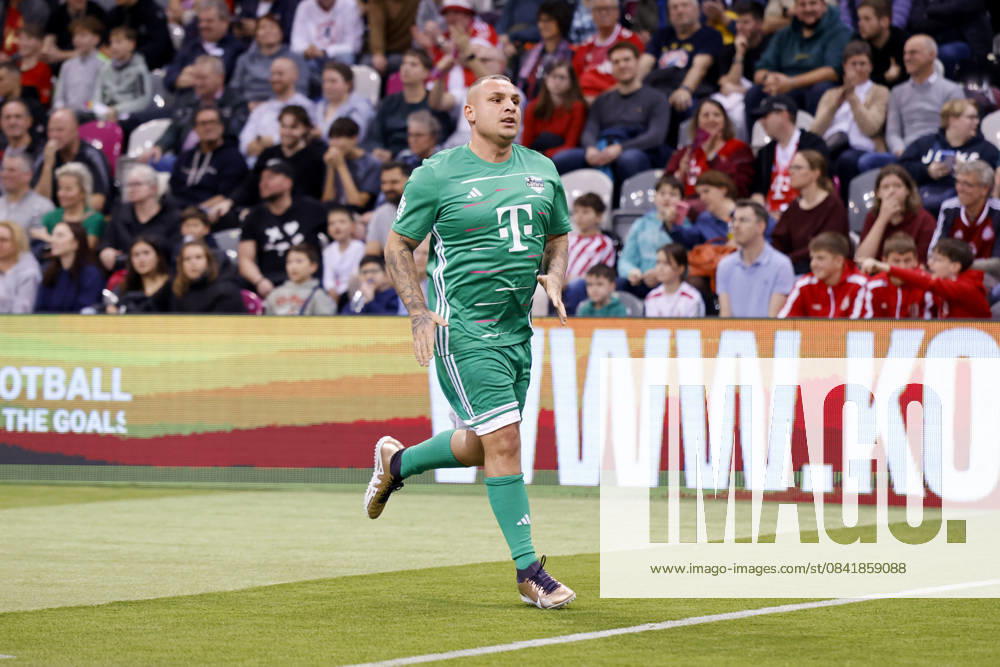 Singer Pietro Lombardi Team Young Bafana at Telekom Starkick 2025 in the Telekom Dome Numerous soccer legends, celebrities, influencers and stars kicked for a good cause on the small pitch Bonn, 30 11 2025 NRW Germany