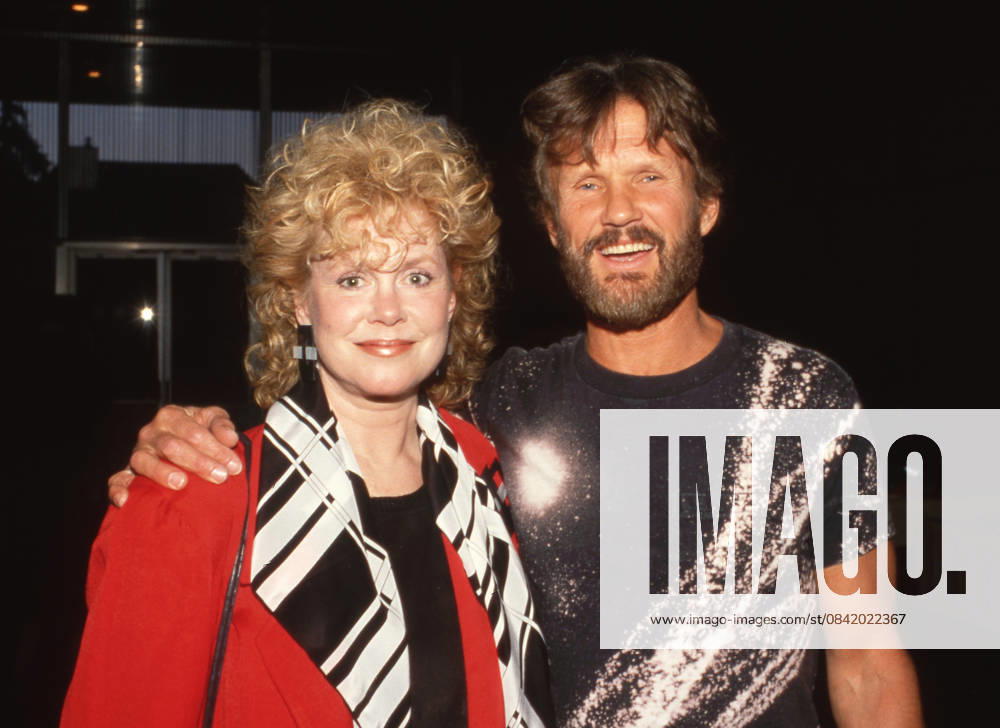 Elizabeth Montgomery and Kris Kristofferson at the screening of Cover Up: Behind the Iran-Contra Affair on June 24, 1988 at the Director s Guild Theater in Hollywood, California.