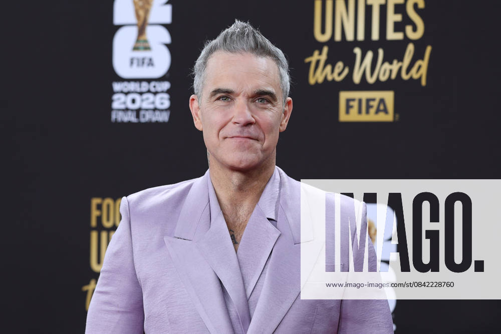 British singer Robbie Williams poses on the red carpet prior to the 2026 FIFA World Cup draw at the Kennedy Center in Washington, United States, 05 December 2025. 2026 FIFA World Cup Draw !ACHTUNG: NUR REDAKTIONELLE NUTZUNG!
