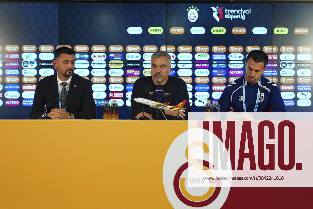 Galatasaray v Samsunspor - Turkish Super Lig ISTANBUL, TURKIYE - DECEMBER 5: Head coach Thomas Reis (C) of Samsunspor speaks during a press conference after the Turkish Super Lig week 15 football match between Galatasaray and Samsunspor at RAMS Park in Istanbul, Turkiye on December 5, 2025. Bunyamin Celik Anadolu Istanbul Turkey. Editorial use only. Please get in touch for any other usage.